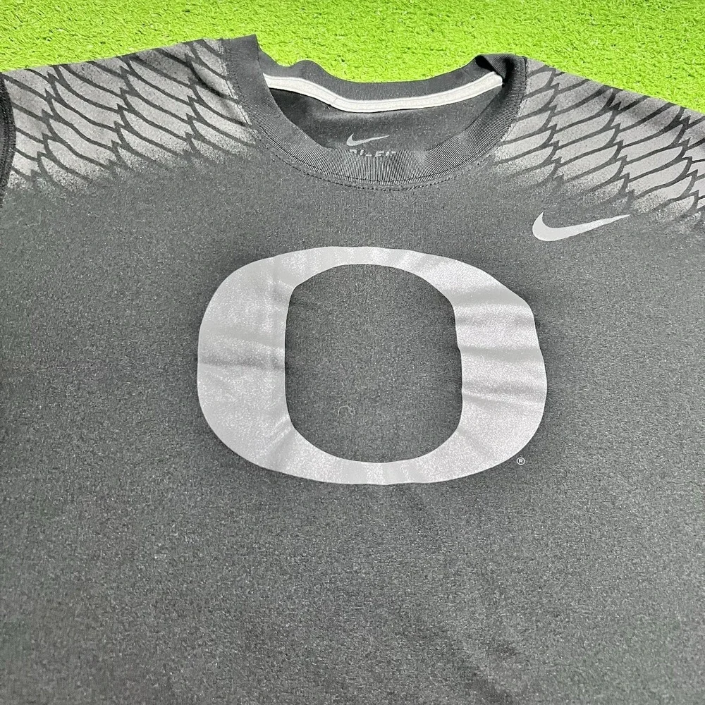 Oregon Ducks Team Issue Shirt LG Nike DriFit ‎ Silver O On Black Shoulder Wings